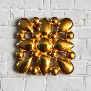 1980’s Vintage Glam Textured Square Brooch in Bright Gold, 1.4” x 1.4”